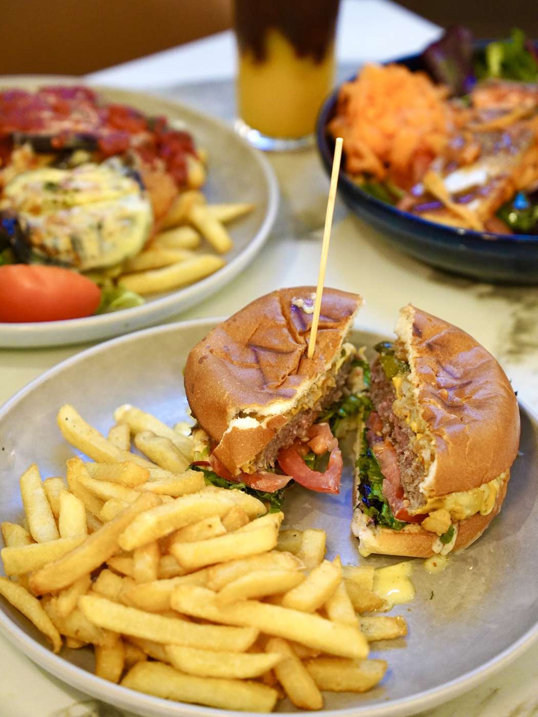 Cheeseburger with fries